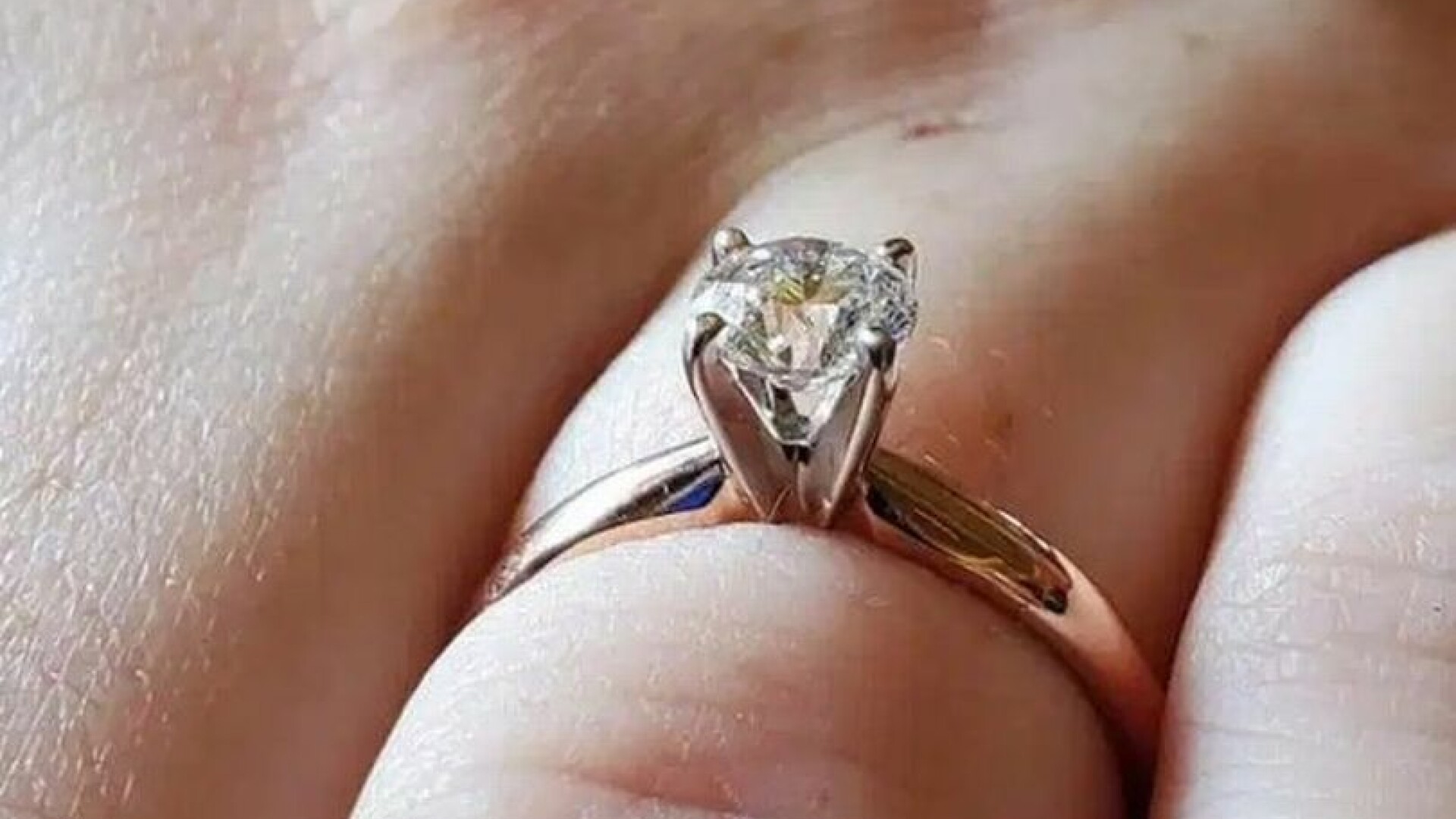 A vrut să se laude cu inelul de logodnă pe Facebook, dar în poză a apărut ceva neobișnuit