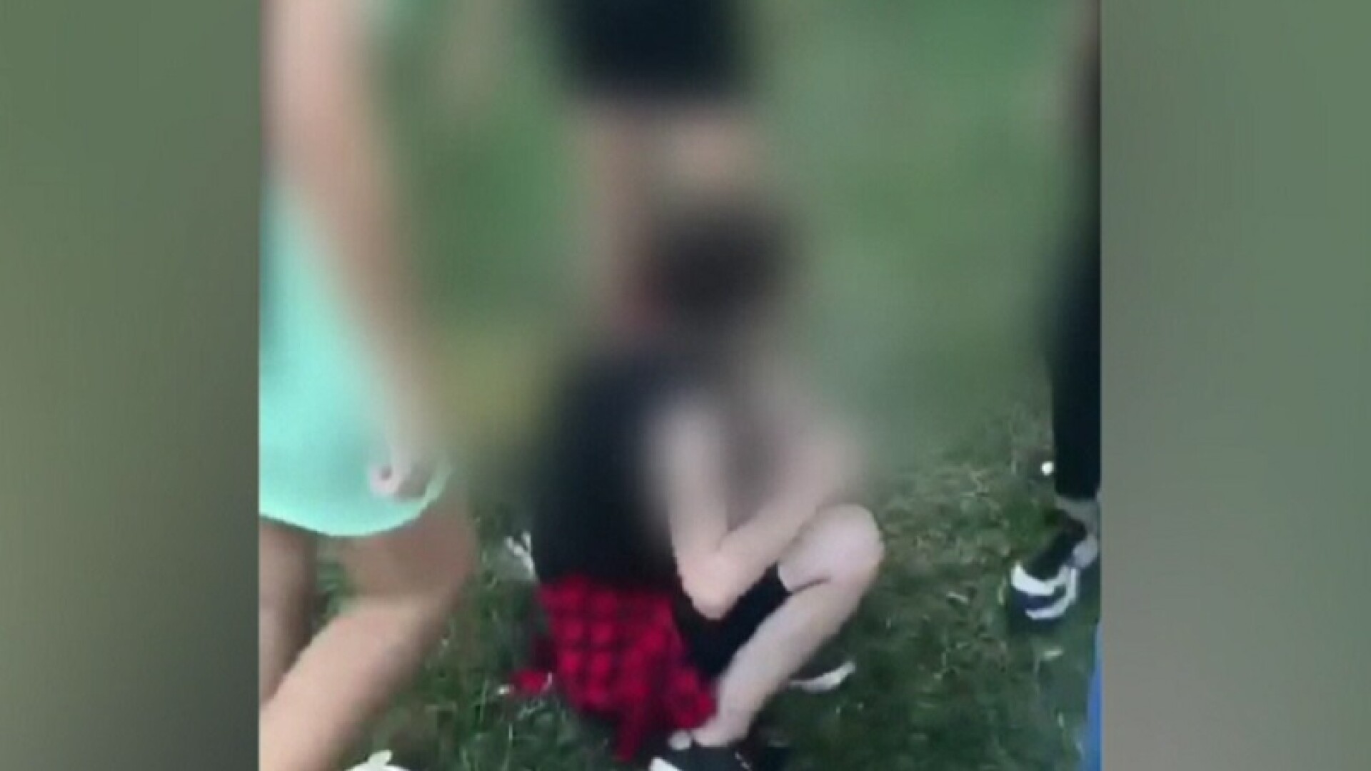 Noi imagini cu o fată de 12 ani, bătută în Târgu Jiu. Una dintre agresoare, implicată și în cazul fetei de 13 ani