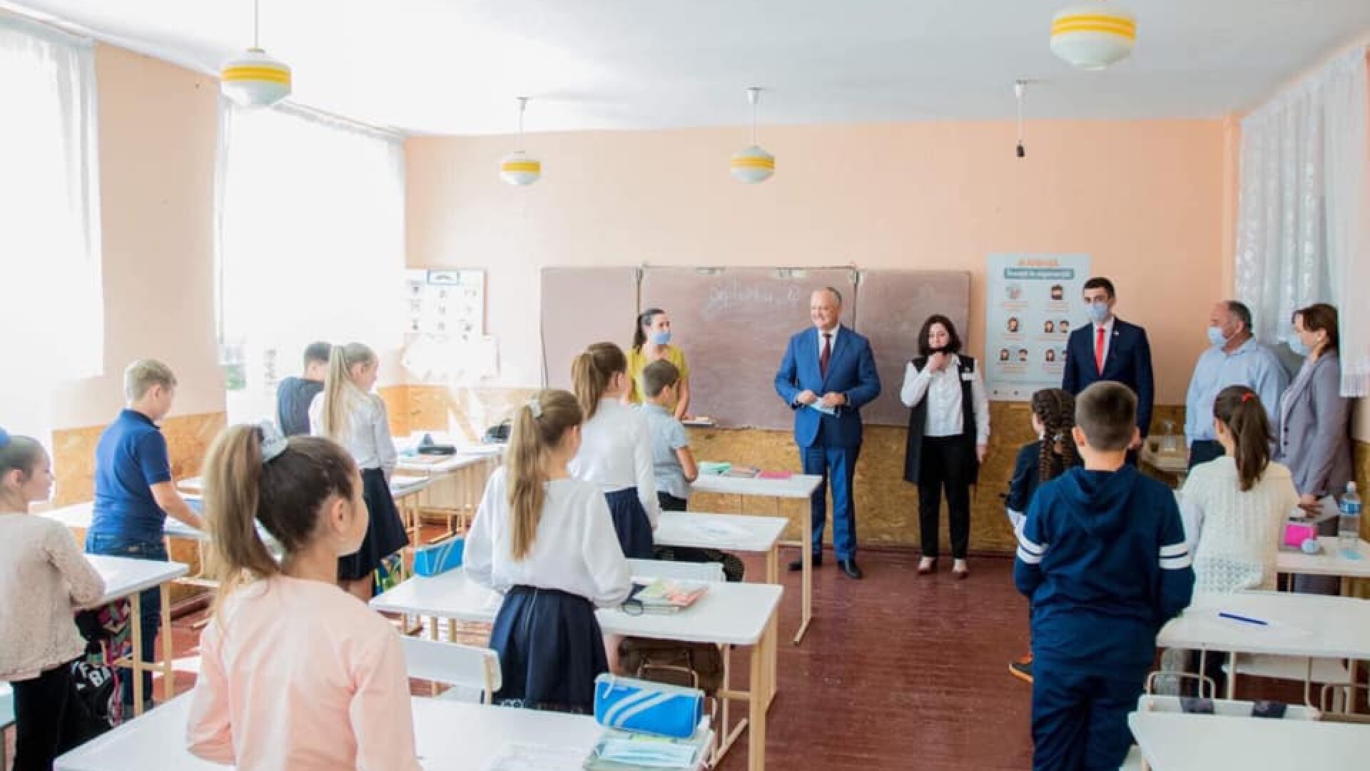 Igor Dodon, fără mască între copiii dintr-o școală. Reacția extrem de dură a ministrului Educației