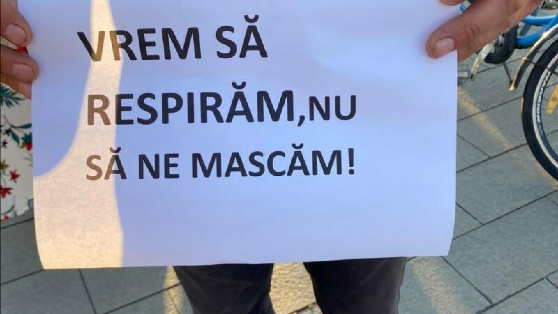 Protest anti-mască în școli la Cluj Napoca. ”Vrem să respirăm, nu să ne mascăm”