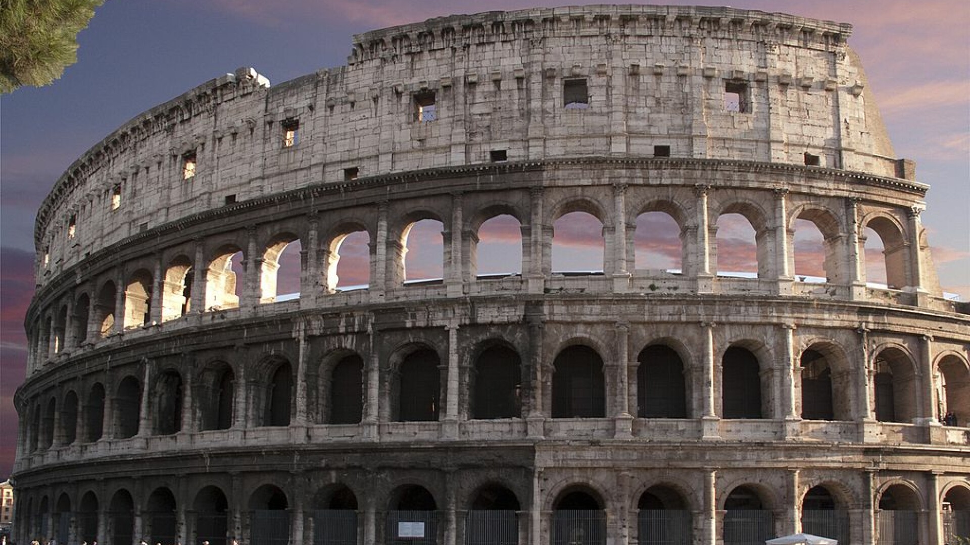 Un turist riscă închisoarea după ce a vandalizat Colosseumul. Ce a putut să facă