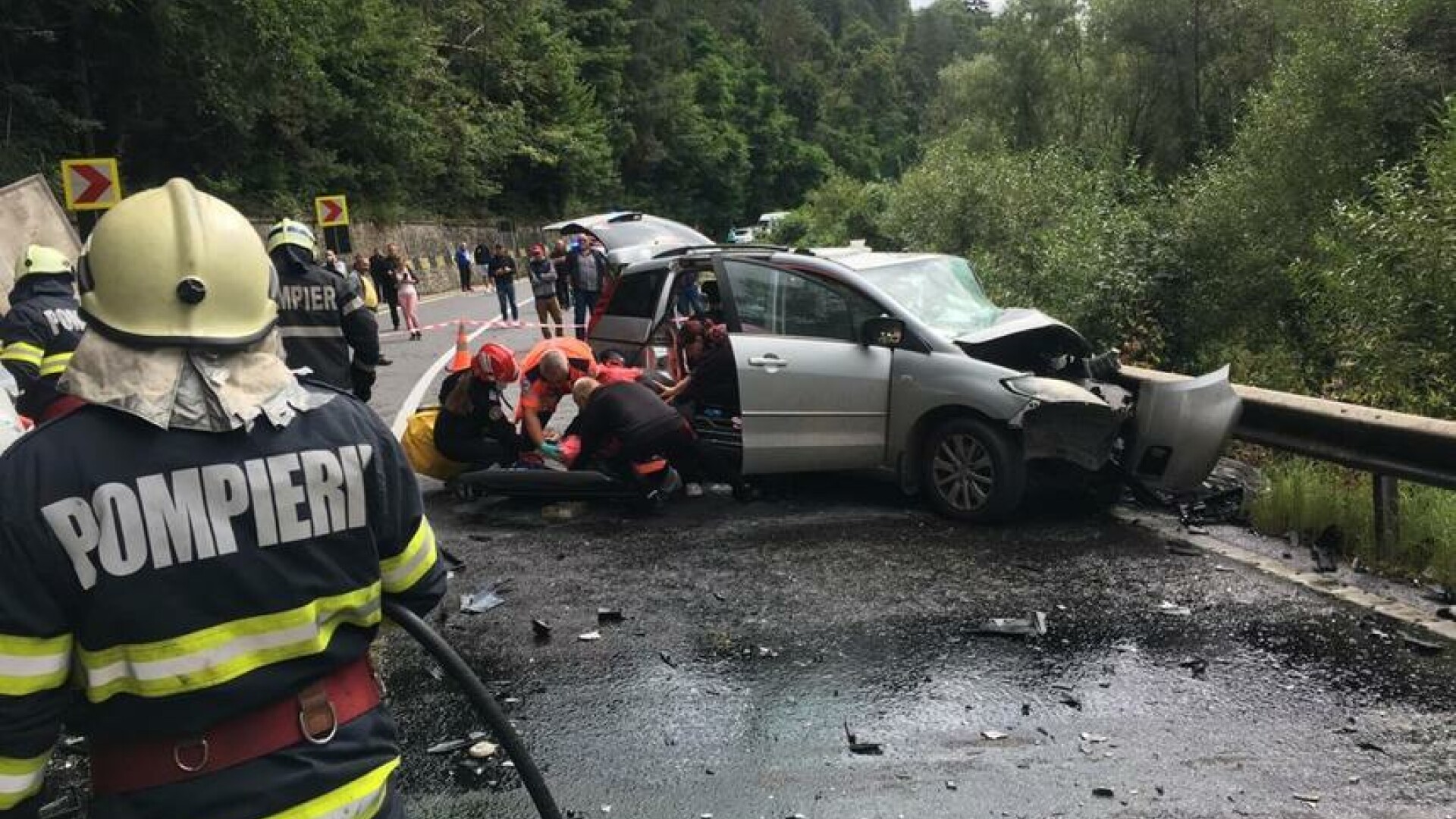 Accident grav pe DN 15, cu 13 victime. O maşină şi un microbuz s-au ciocnit