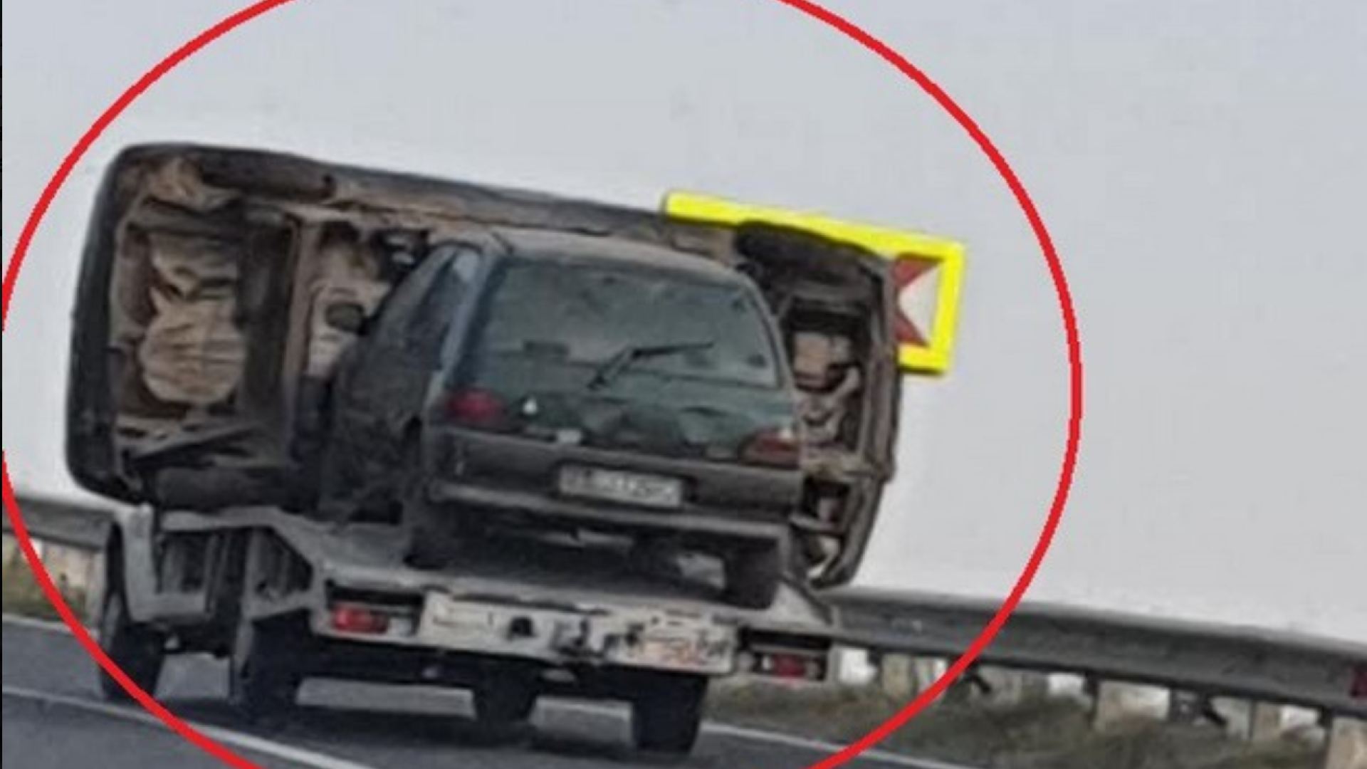 Șofer din Constanța, surprins în trafic cu două mașini pe o platformă. ”Așa șmecherie…”