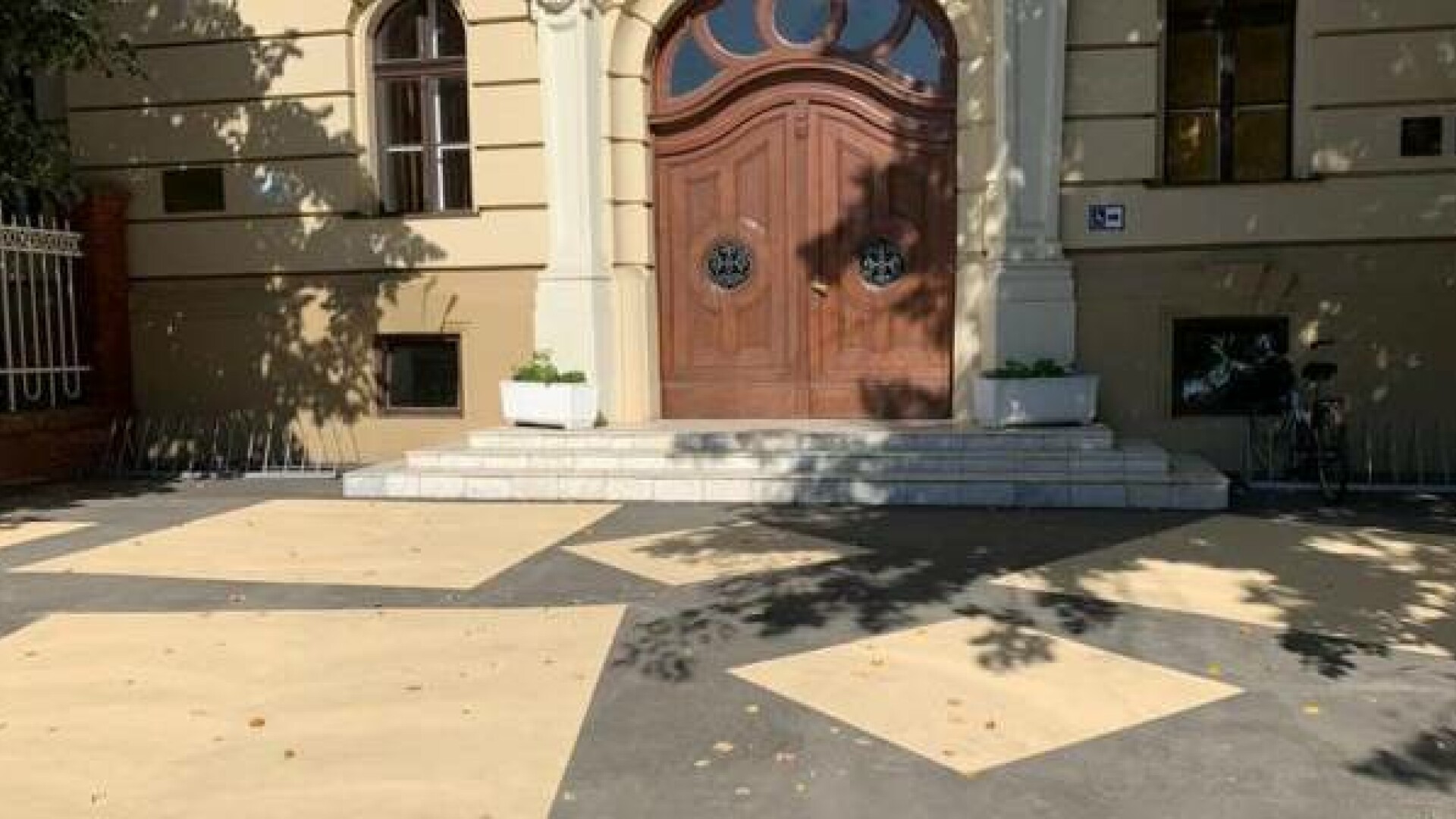 Primăria Timișoara a vopsit cu modele asfaltul pe care l-a turnat la clădirile istorice din oraș. Viceprimar: ”Este un test”