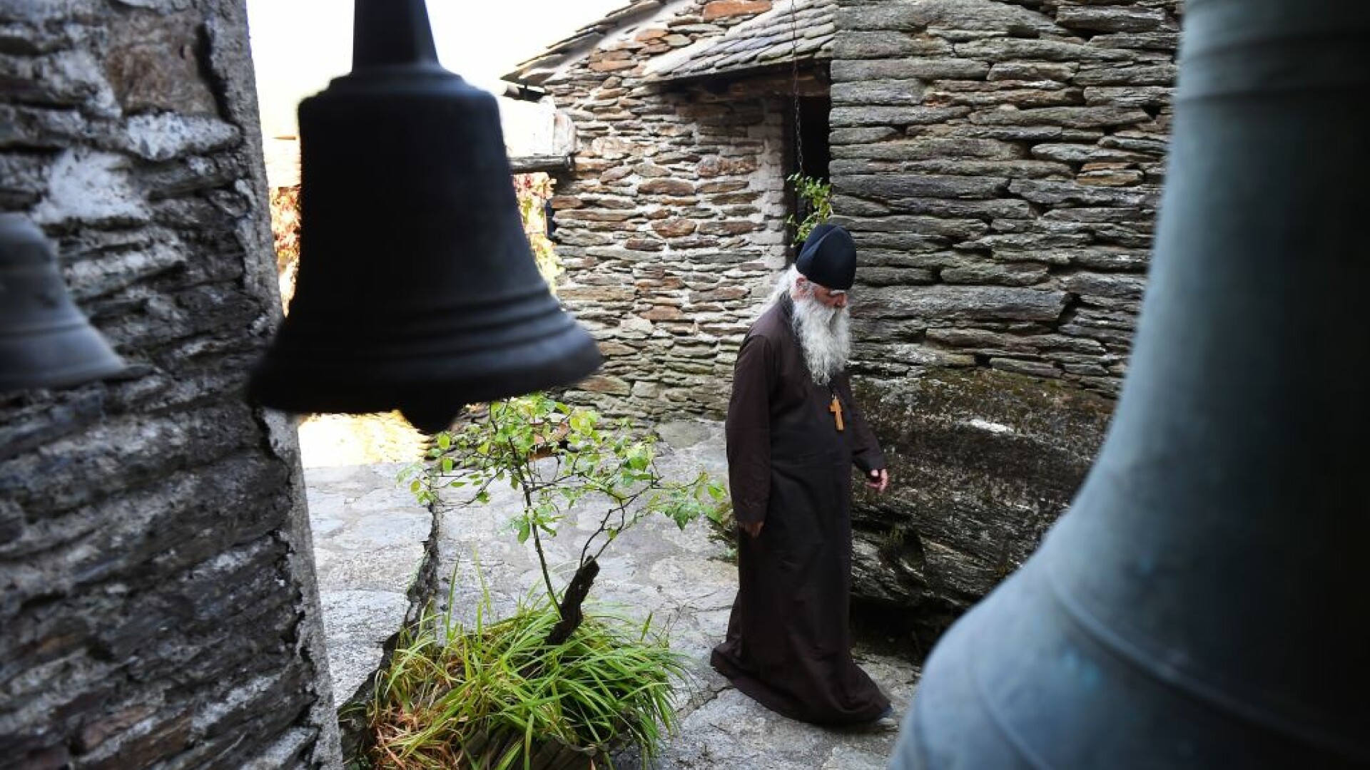 Focar uriaș pe Muntele Athos. Peste 1.000 de călugări din mănăstiri s-au infectat cu Covid-19