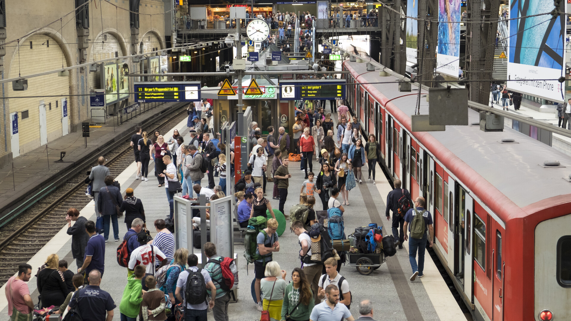 Germania încheie experimentul cu bilete ieftine de transport în comun. Până și nemții se plâng de condițiile din trenuri