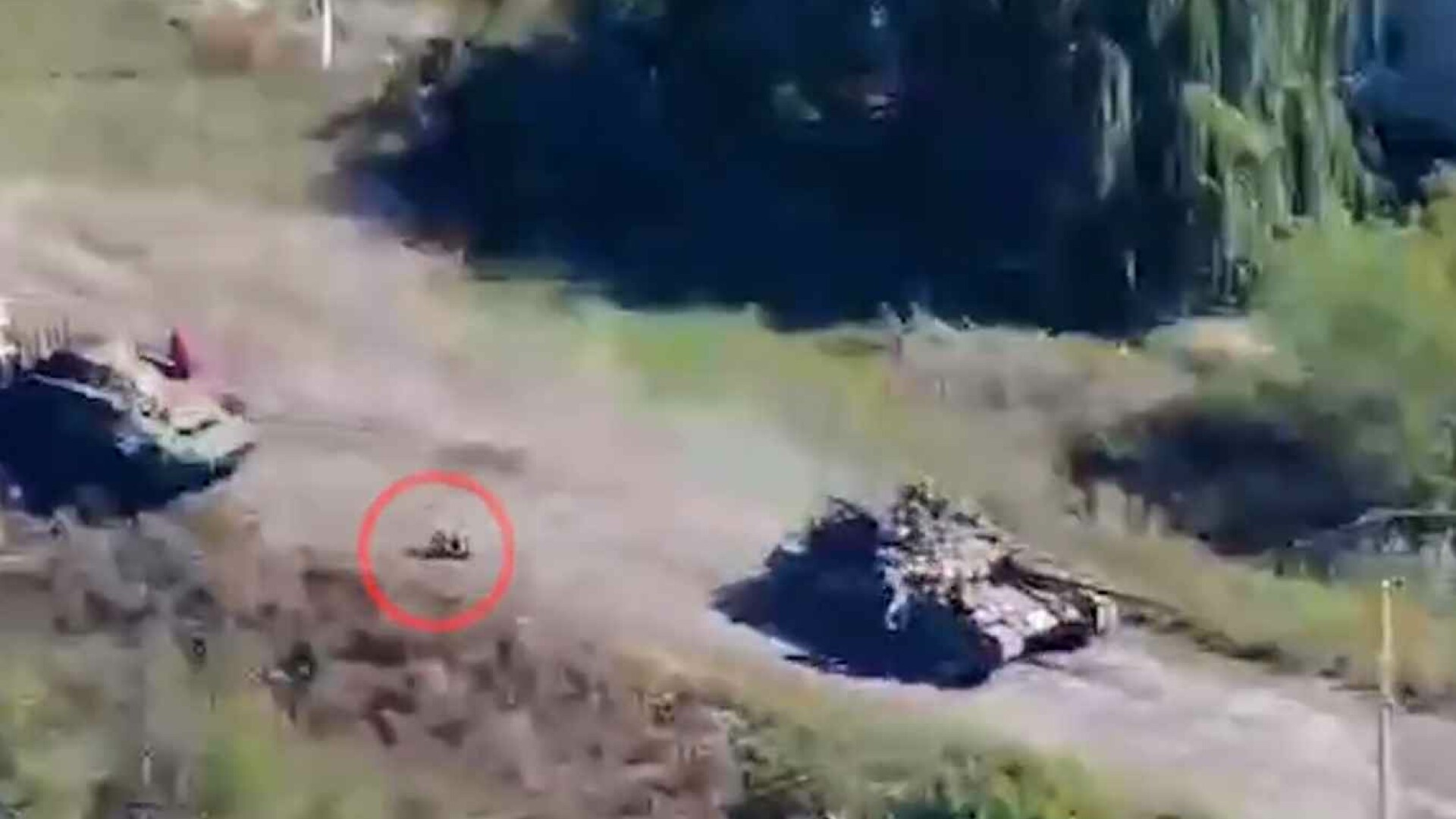 Momentul în care un tanc rusesc scăpat de sub control se oprește într-un copac. Videoclipul a devenit viral