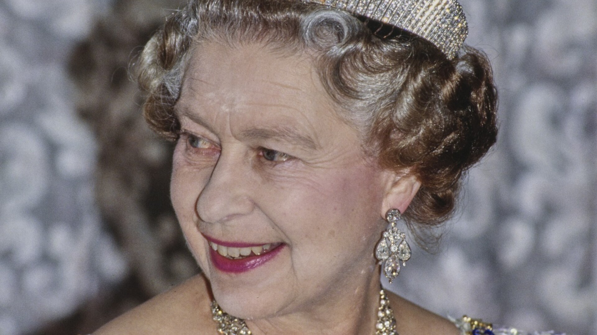 Regina Elisabeta a II-a bijuterii - 5