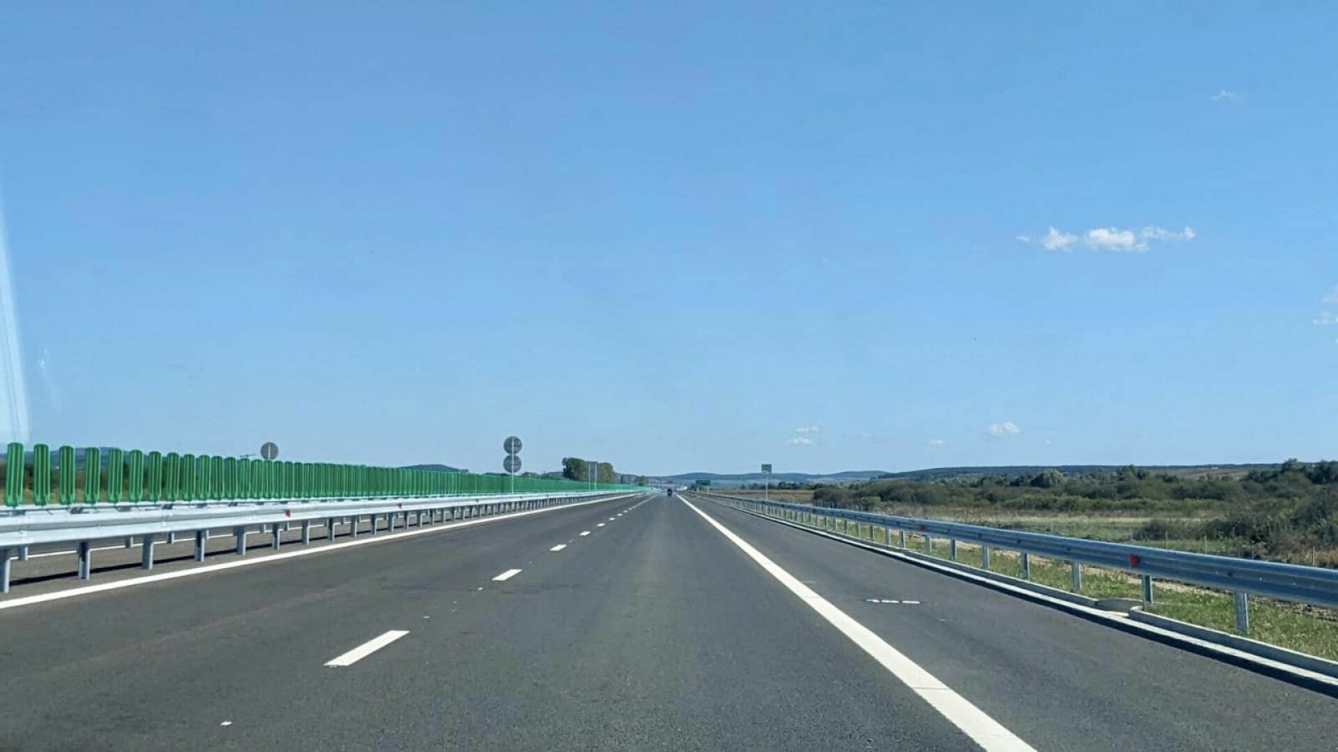 Tragedie pe șantierul Autostrăzii Transilvania. Un muncitor a fost acroșat cu autoexcavatorul de un coleg