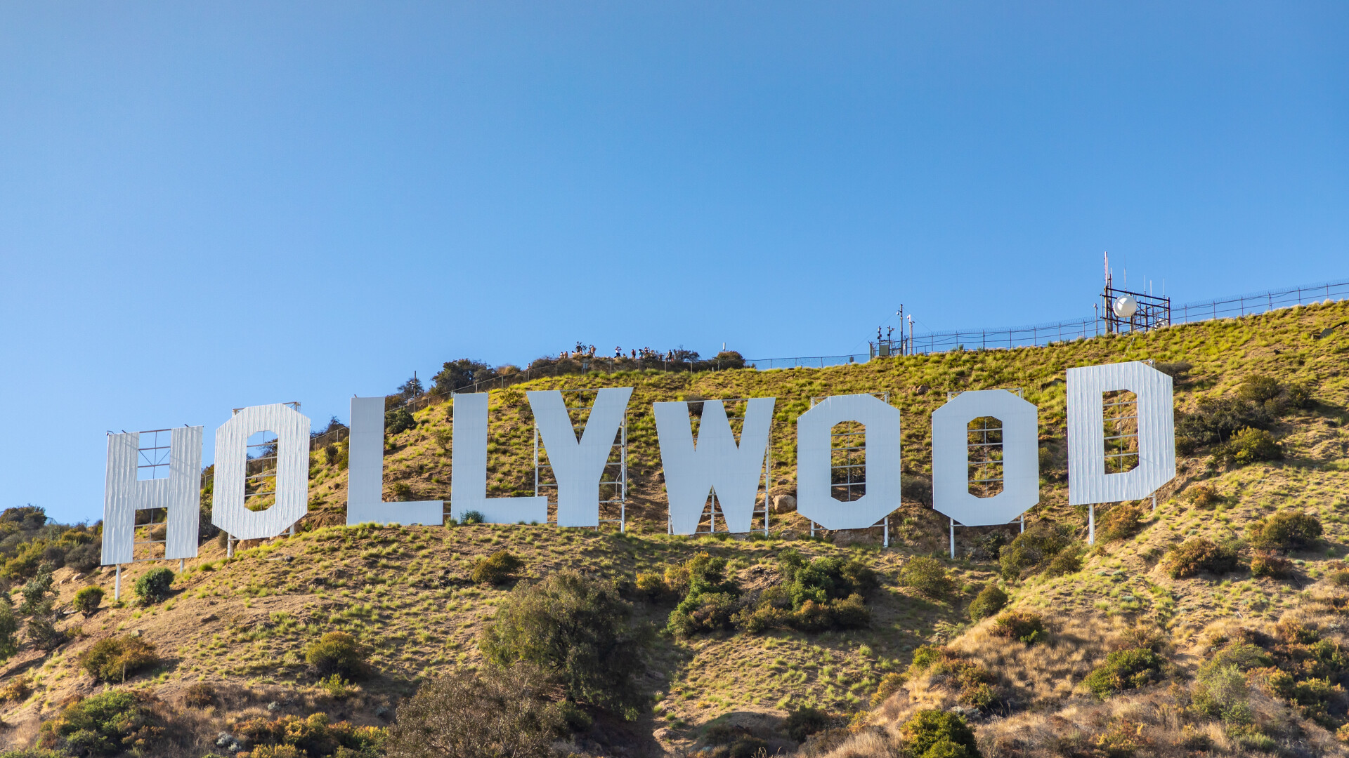 Scenariștii de la Hollywood ies din grevă, după un acord cu marile studiouri. Au rămas însă actorii protestatari