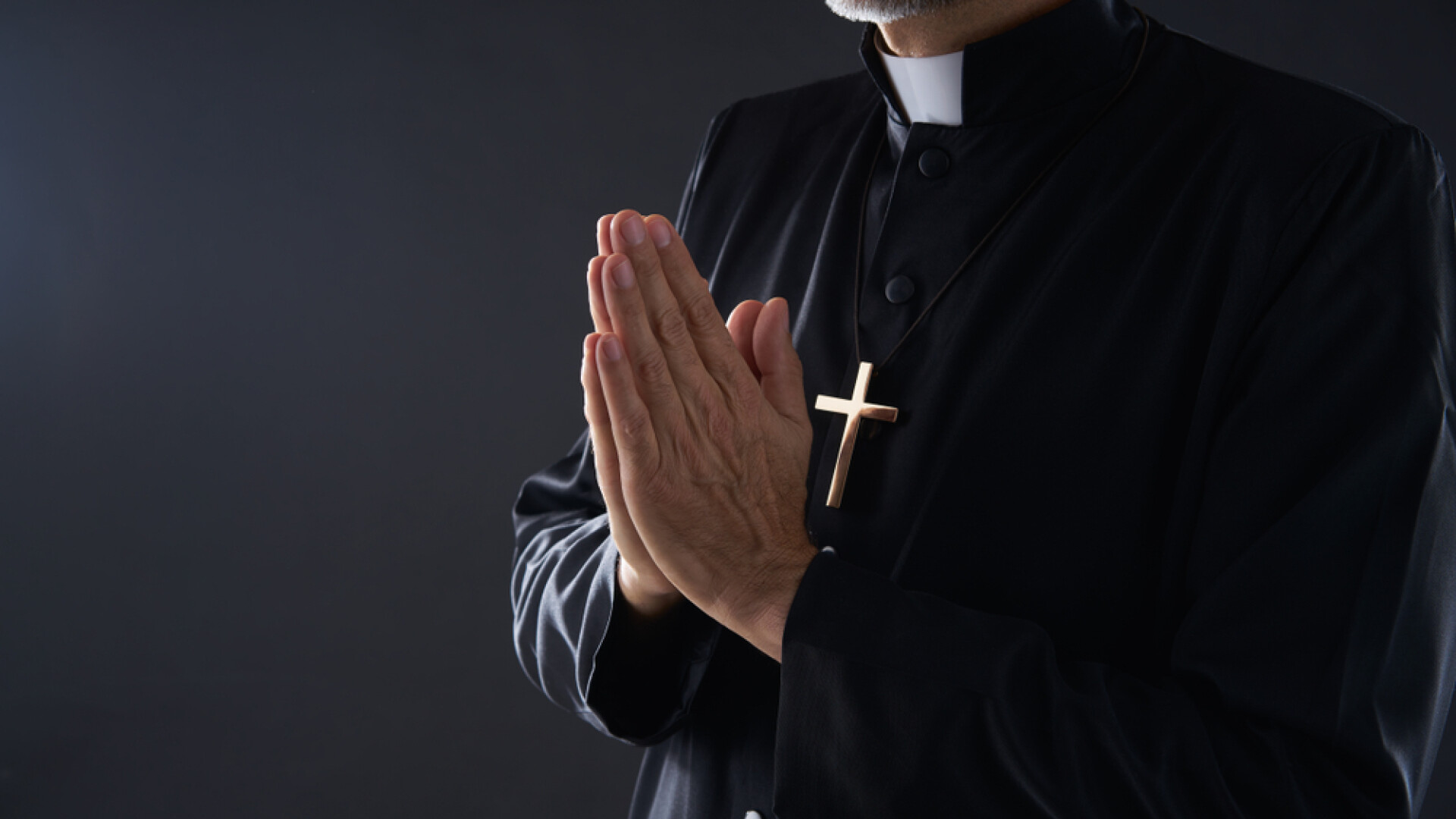 Un preot a drogat și agresat sexual cel puțin patru femei. Ororile de pe hard-diskul găsit de iubita acestuia