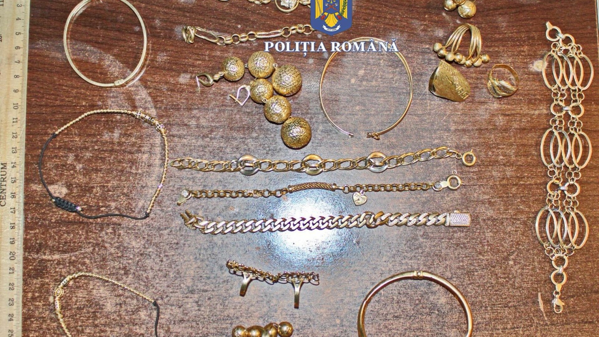 Mai multe bijuterii din aur au fost sustrase şi îngropate de hoţ pe un teren viran de lângă Galați