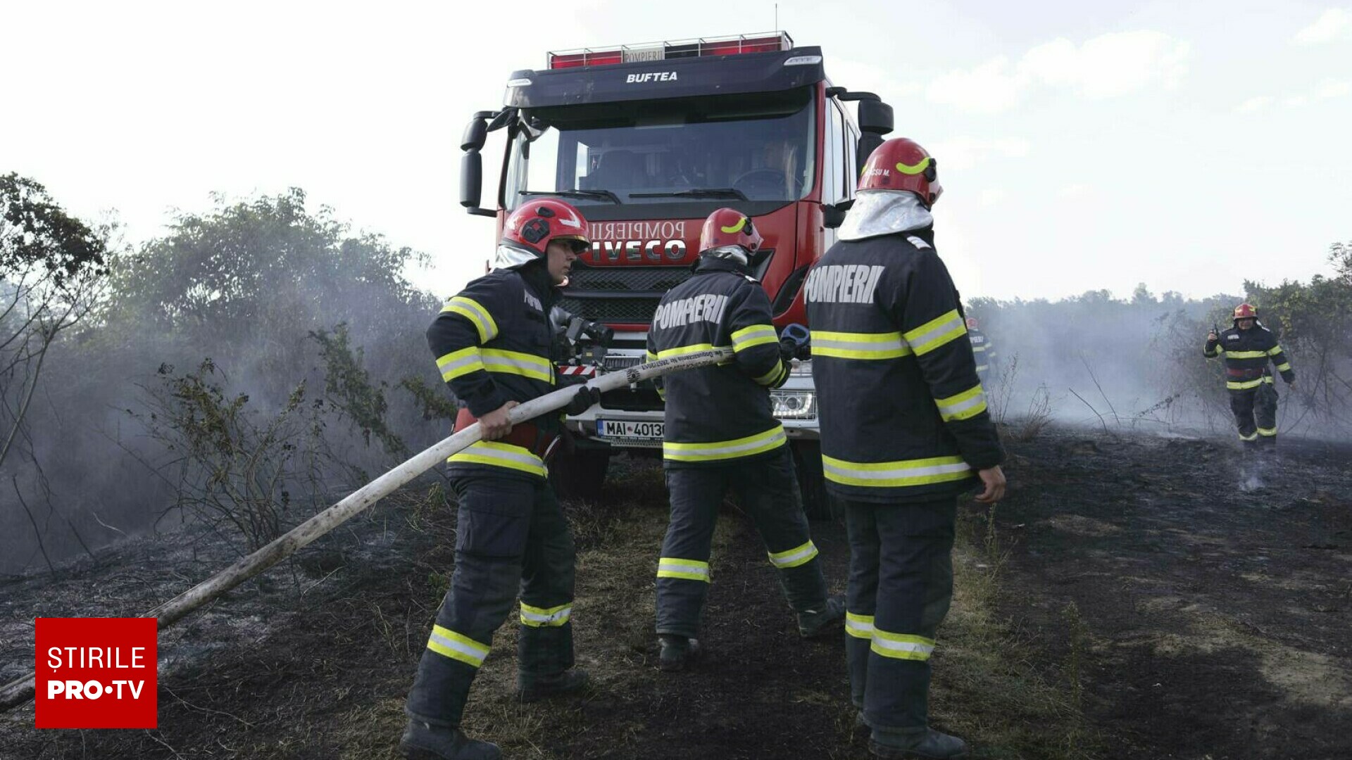 Incendiile de vegetație provoacă dezastru întreaga țară. Salvatorii au ajuns să lupte și cu inconștiența oamenilor