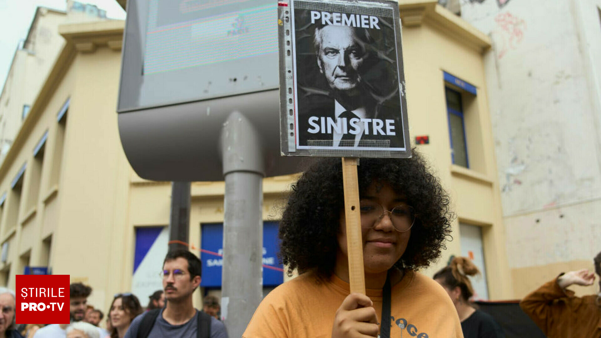 Proteste uriașe în Franța faţă de numirea lui Michel Barnier în funcţia de premier. Macron, acuzat că „a furat” alegerile