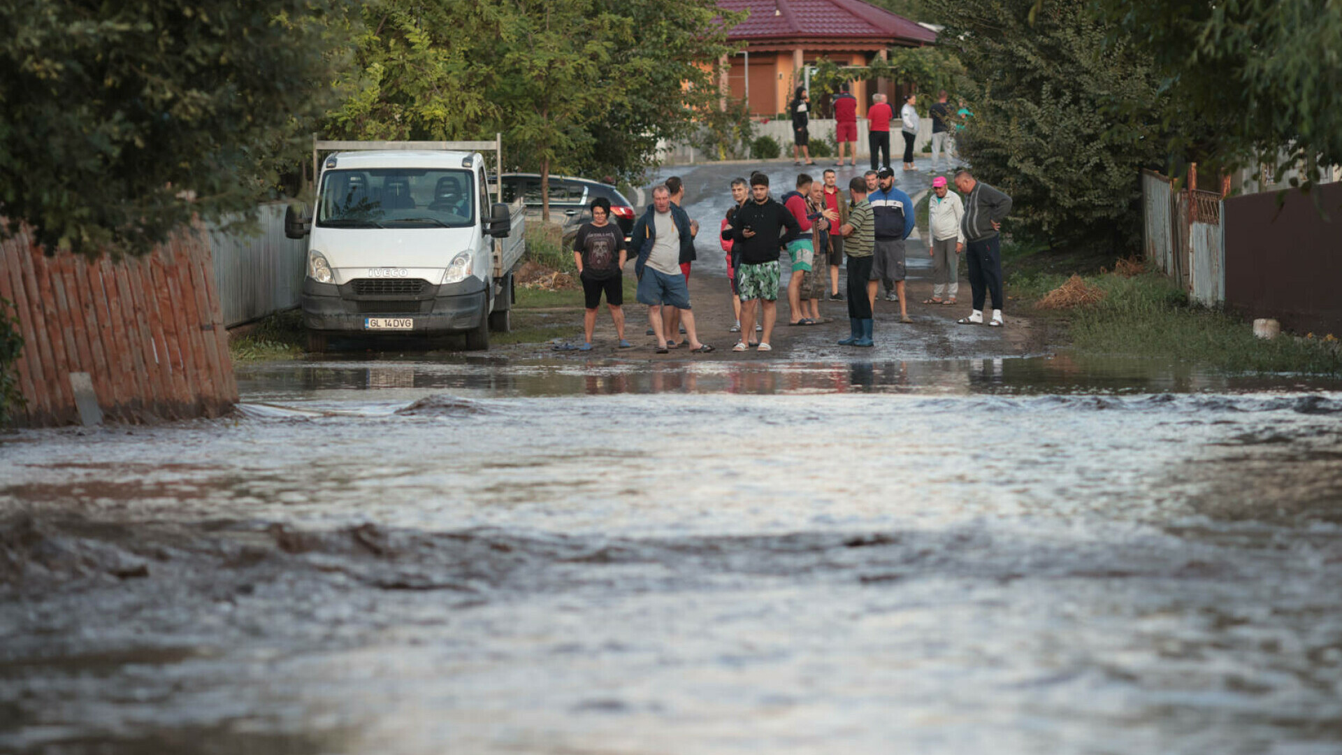 Cod galben de inundaţii pe râuri din şapte judeţe, până la miezul nopţii. Avertismentul hidrologilor