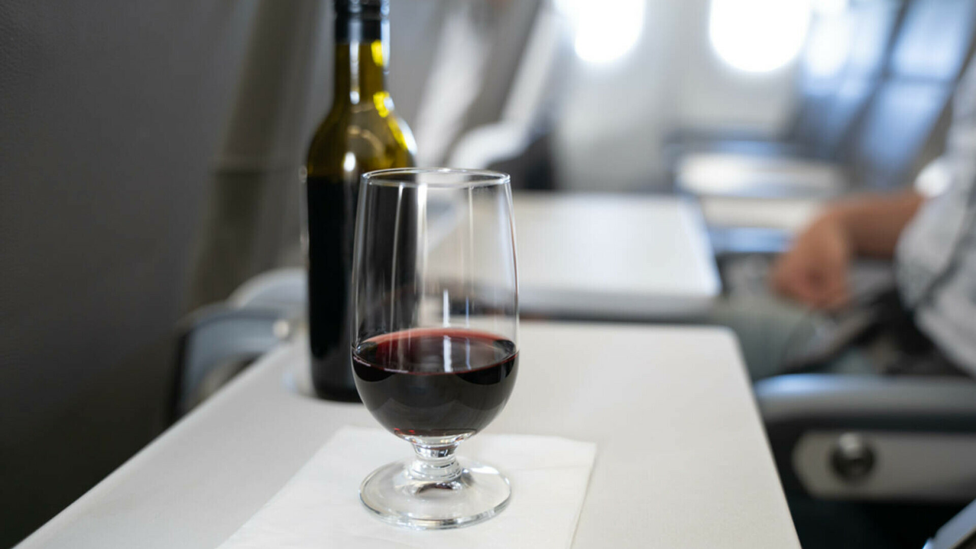 Un pasager beat a fost încătușat pe Aeroportul Otopeni, după ce a făcut scandal într-un avion Bruxelles-București