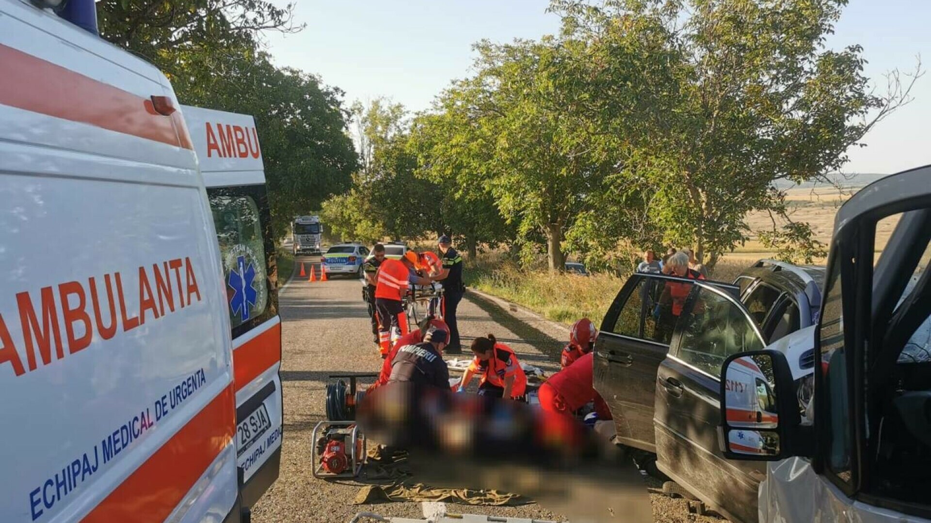 Accident între un autocar şi un autoturism, în Botoșani. Sunt implicate 15 persoane, dintre care patru ar fi încarcerate