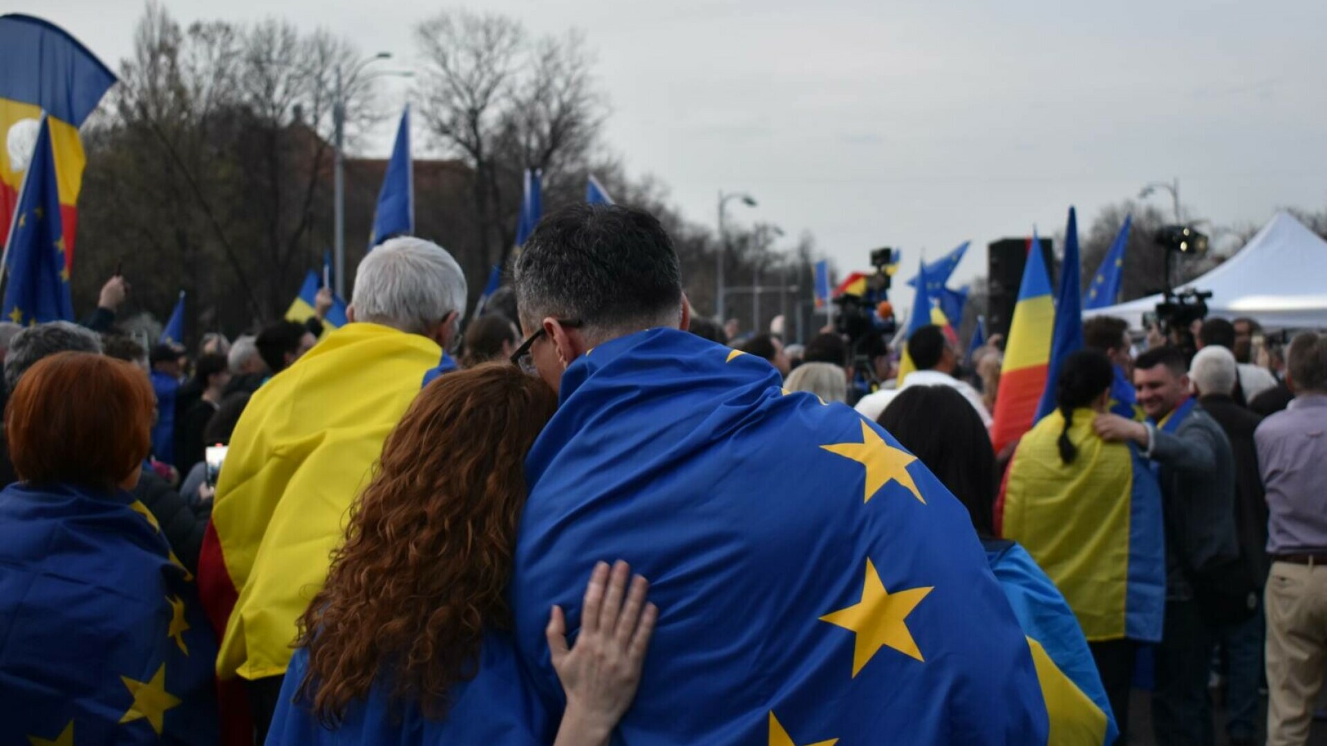 Paradox mioritic: Românii recunosc că apartenența la UE le aduce beneficii, dar nu au o părere bună despre Uniunea Europeană