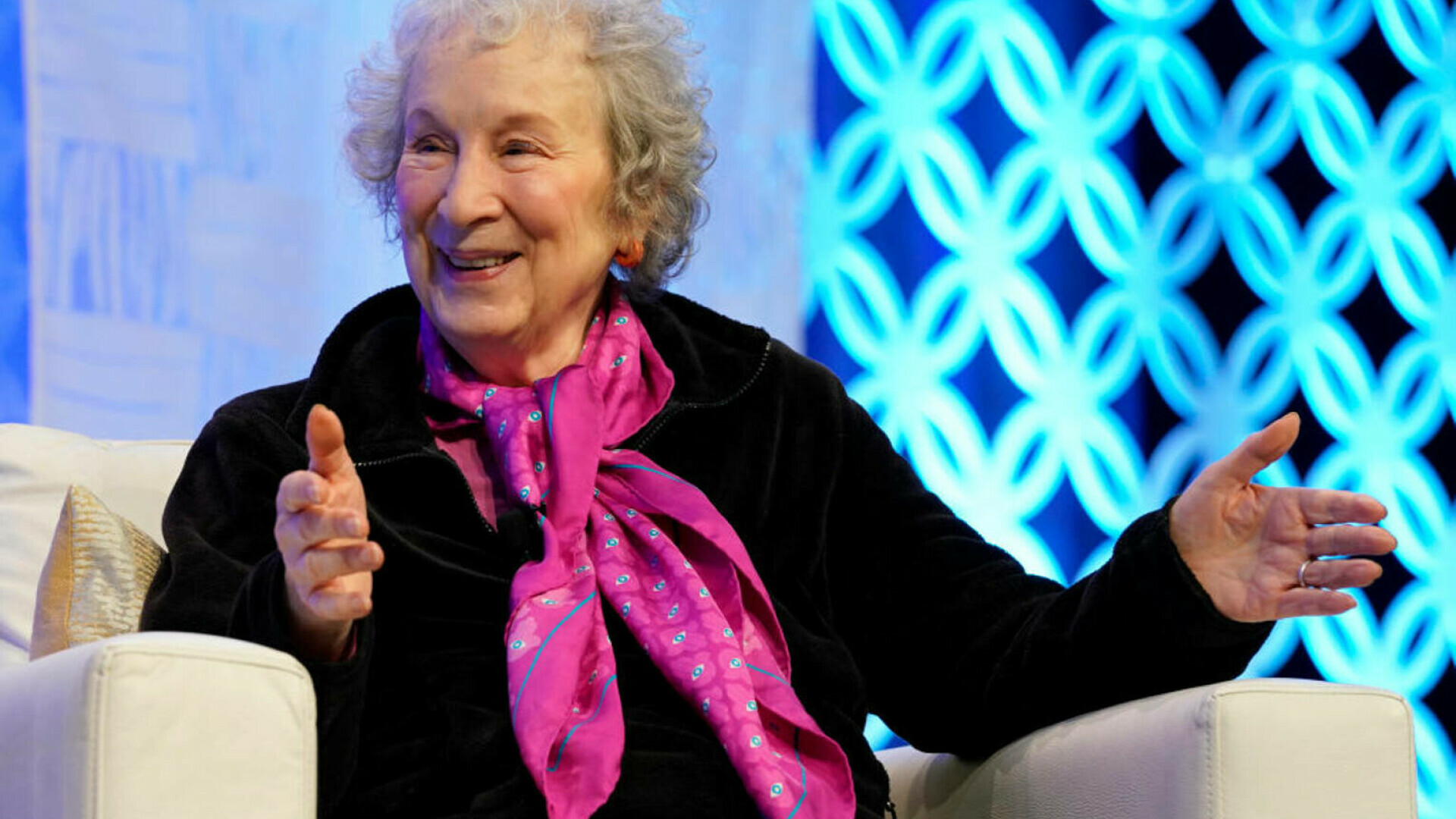 Margaret Atwood ironizează cenzurarea cărţii sale „Povestea slujitoarei” în Canada. „Crede că sunteţi nişte copii proşti”
