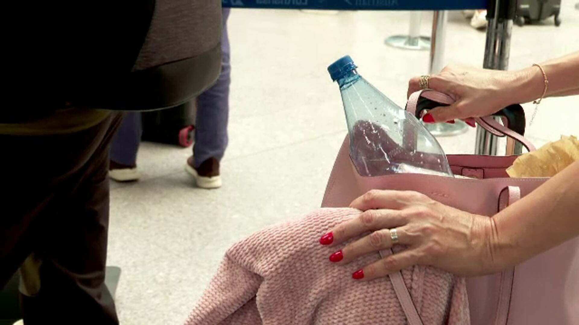Aeroportul din Cluj-Napoca, primul din România care elimină restricțiile pentru lichide. Se pot lua sticle de până la 2 litri