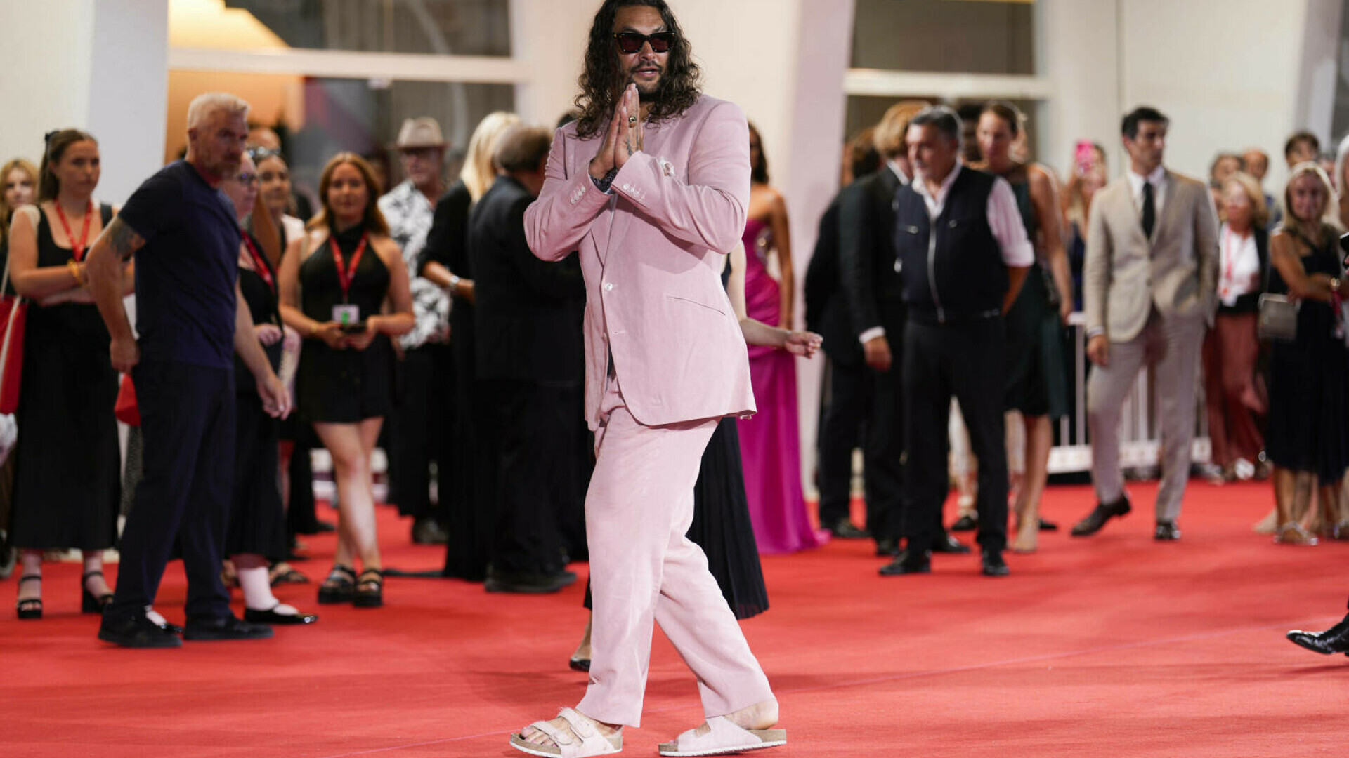 Jason Momoa, în costum și papuci roz pe covorul roșu de la Veneția. Actorul și-a asortat și unghiile. FOTO