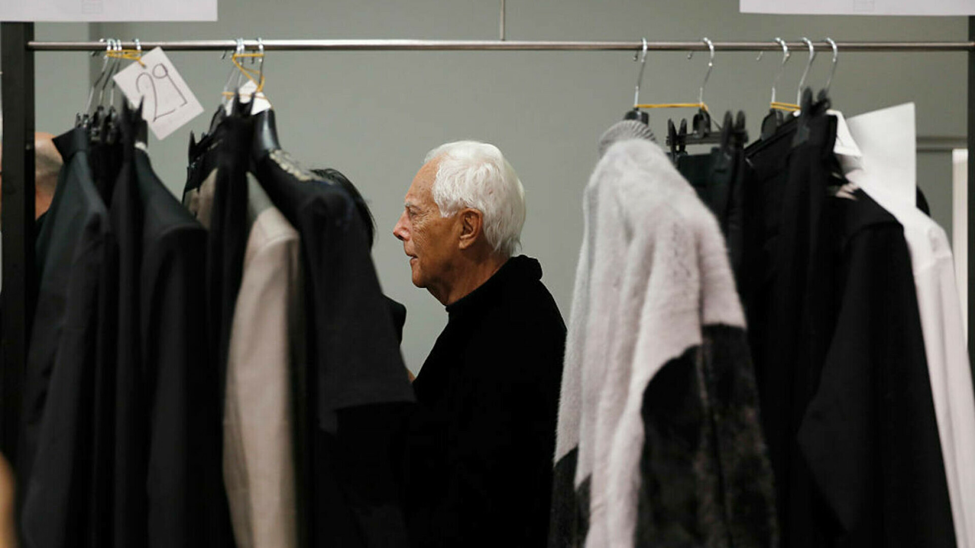 Cine a fost Giorgio Armani. Viața legendarului creator de modă Italian, în imagini | FOTO