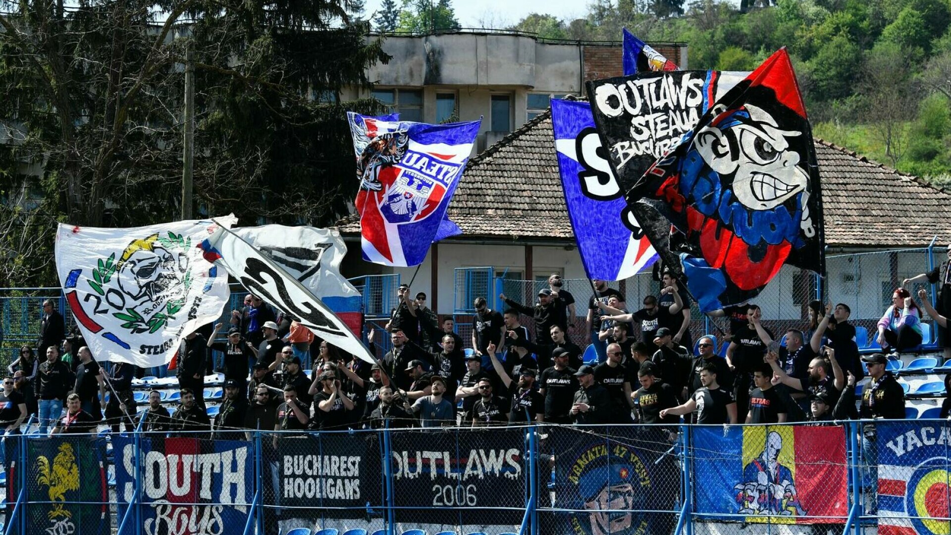 Doi fani ai CSA Steaua, reținuți 24 de ore după ce au deposedat de eșarfe doi suporteri ai FCSB. Cu ce erau inscripționate