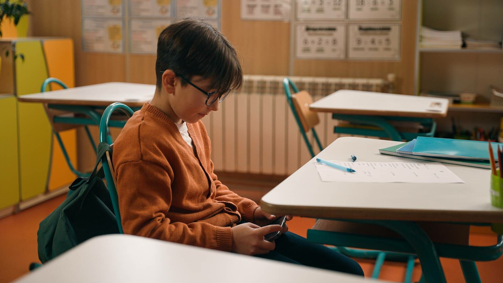 Aproape 80% dintre elevii din România intră zilnic pe TikTok, dar 79% spun că au descoperit singuri regulile internetului