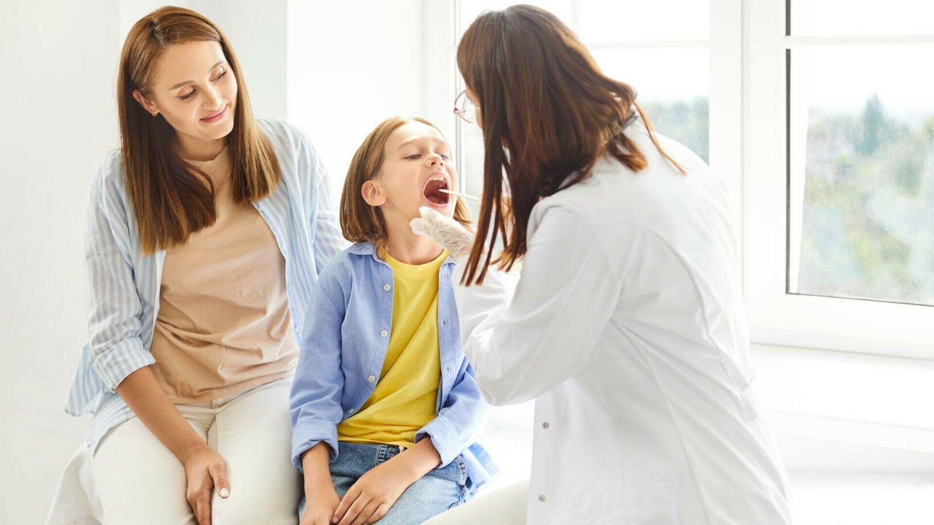 Aproape 4.000 de cazuri de Covid în ultima săptămână, cele mai multe la copii. Sfaturile medicilor