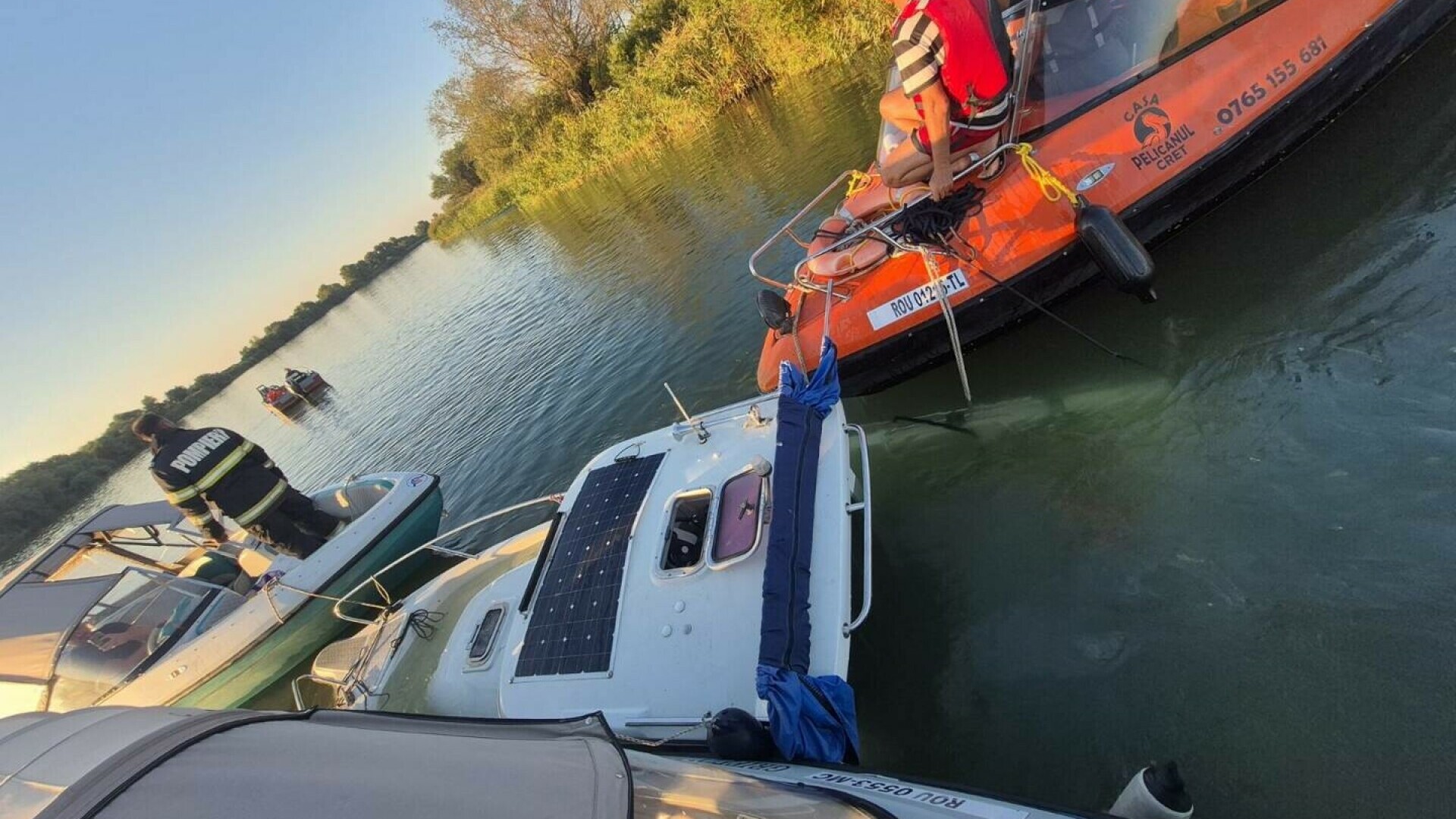 Ambarcațiune salvată la timp în Delta Dunării: Pompierii și localnicii au împiedicat o scufundare totală