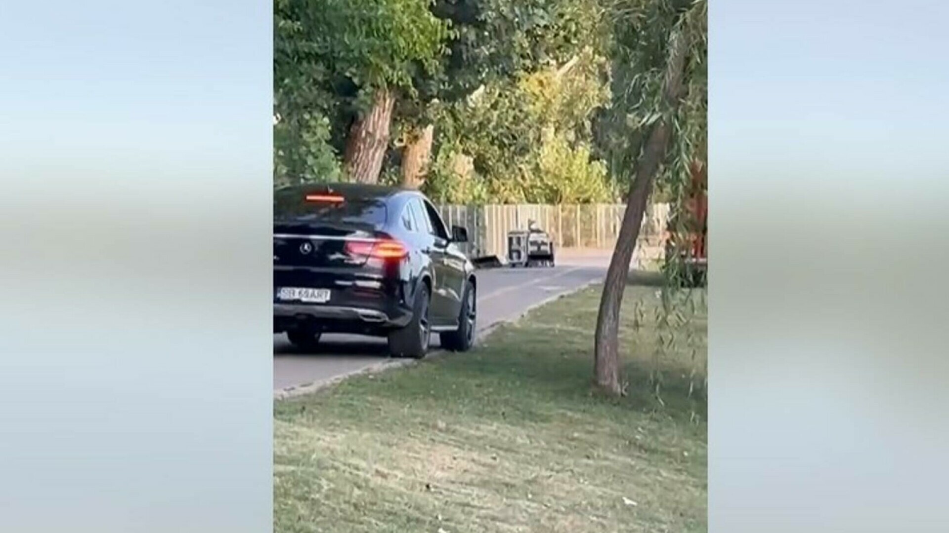 Dâmbovița: Șofer din Sibiu, filmat plimbându-se cu SUV-ul printr-un parc din Târgoviște