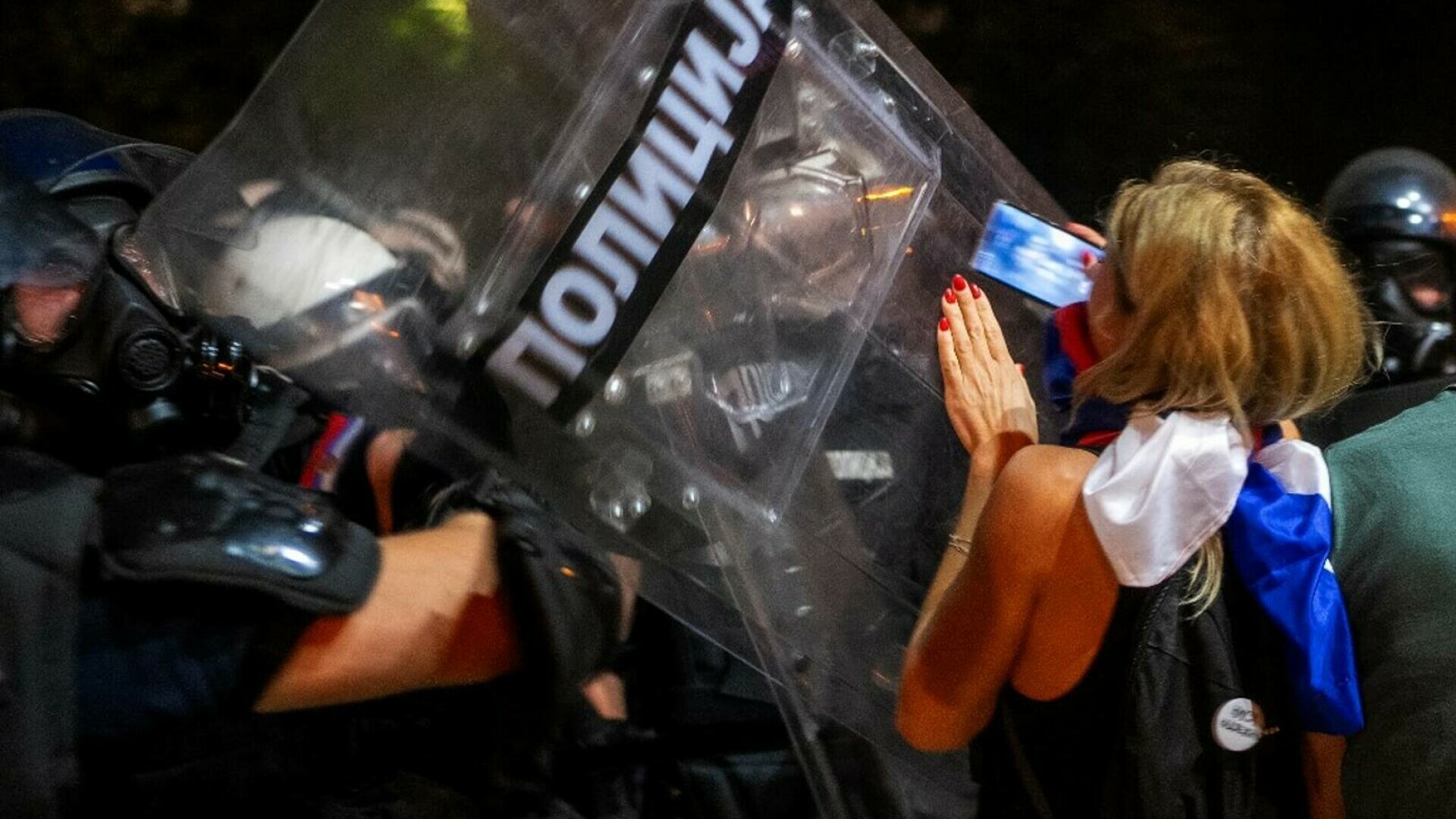Sârbii au ieșit în stradă la Novi Sad împotriva guvernului. 42 de persoane au fost arestate, după un „atac masiv şi brutal”