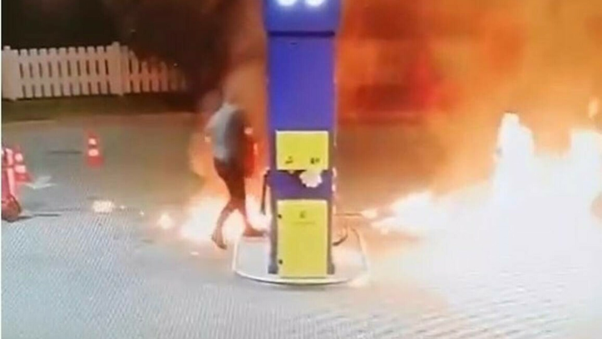 Incident șocant în Făget. Un individ beat a aprins pompa de benzină și a incendiat un angajat al benzinăriei