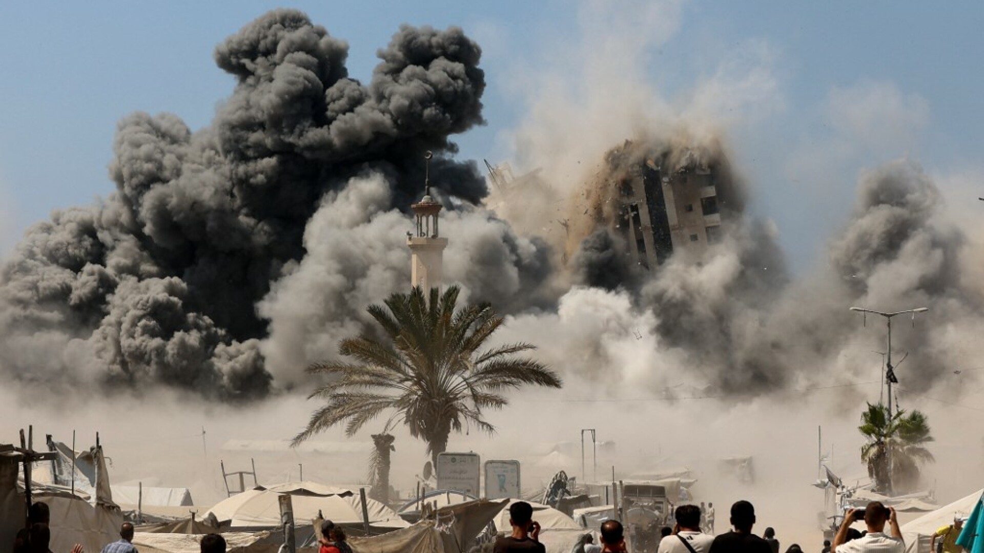 Israelul a distrus un nou bloc-turn din Gaza, „folosit de Hamas”. Uriașa construcție s-a prăbușit într-un nor mare de praf