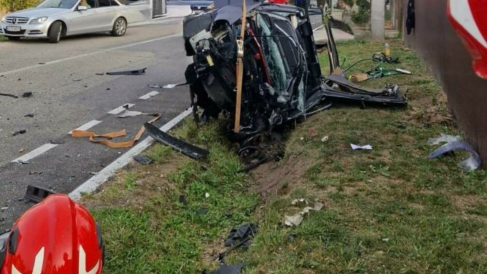 Doi tineri au murit după ce s-au izbit frontal într-o curbă, în Argeș. O fată de 21 de ani a ajuns la spital