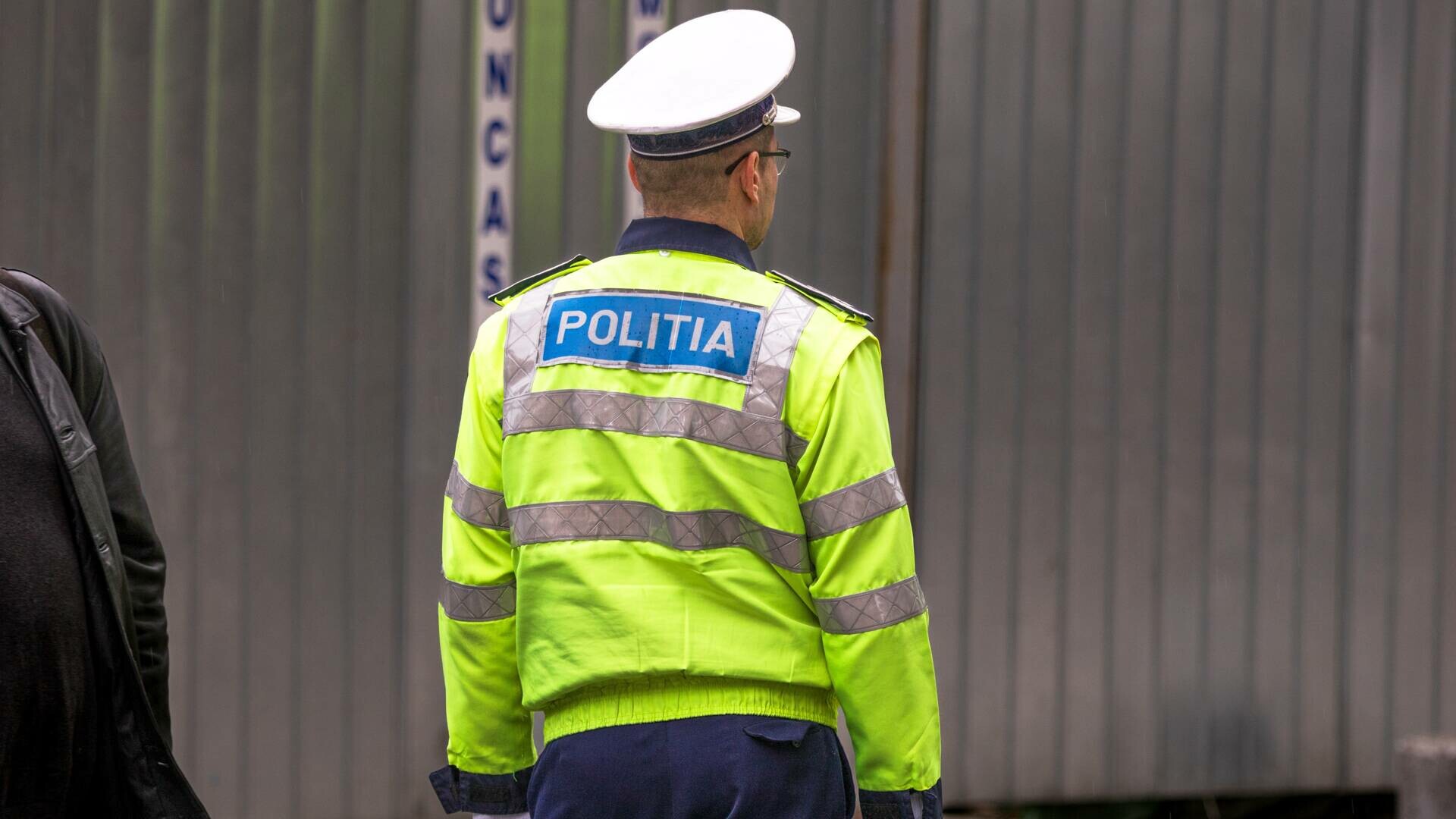 Tânără de 19 ani din Gorj, acuzată de furt chiar de tatăl ei. Fata i-ar fi luat bani și bijuterii în valoare de 300.000 lei
