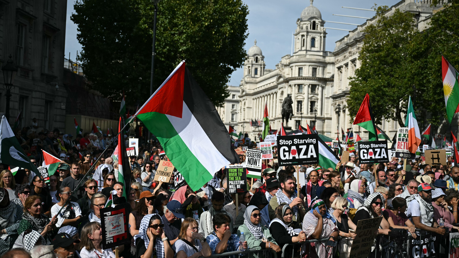 Aproape 900 de arestări în Londra la protestele pro Palestina. Zeci de mii de manifestanți sfidează interdicția guvernului