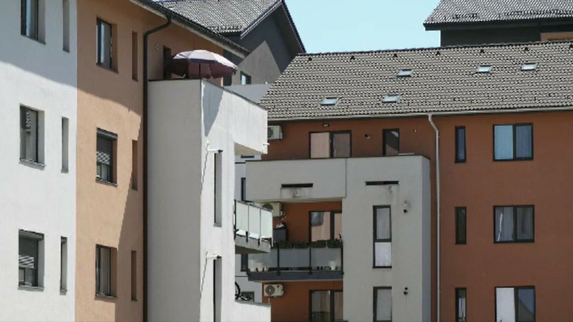 Impozitele pe locuințe au fost majorate încă într-un oraș din România. Cu cât au crescut