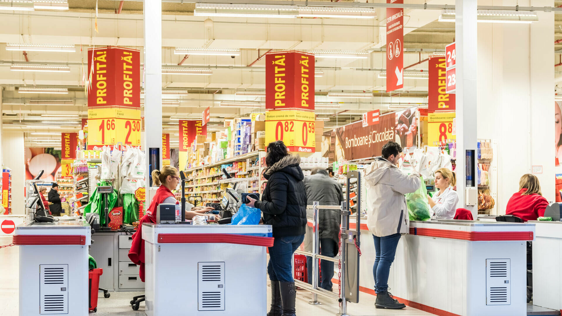 oameni in supermarket