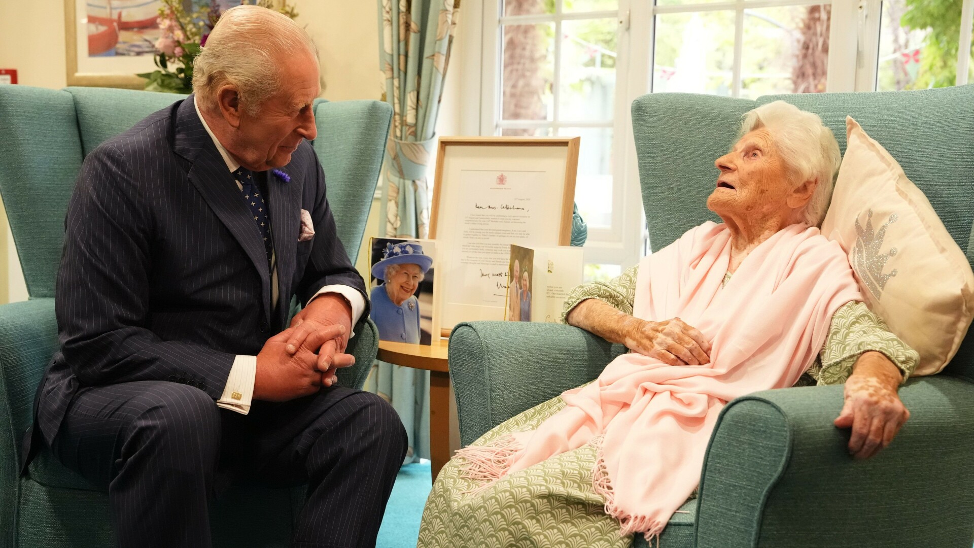 regele charles si cea mai in varsta persoana din lume