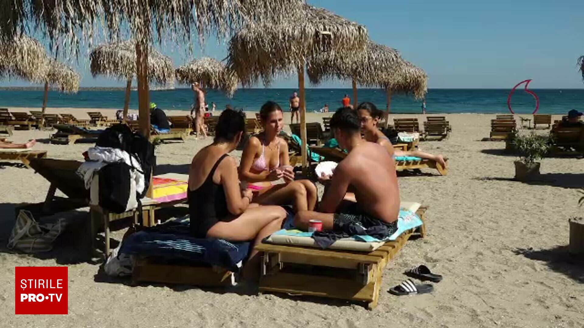 Turi&#537;tii au profitat de ultimele zile cu temperaturi de var&#259; de pe litoral. Apa a atins 20 de grade la final de septembrie