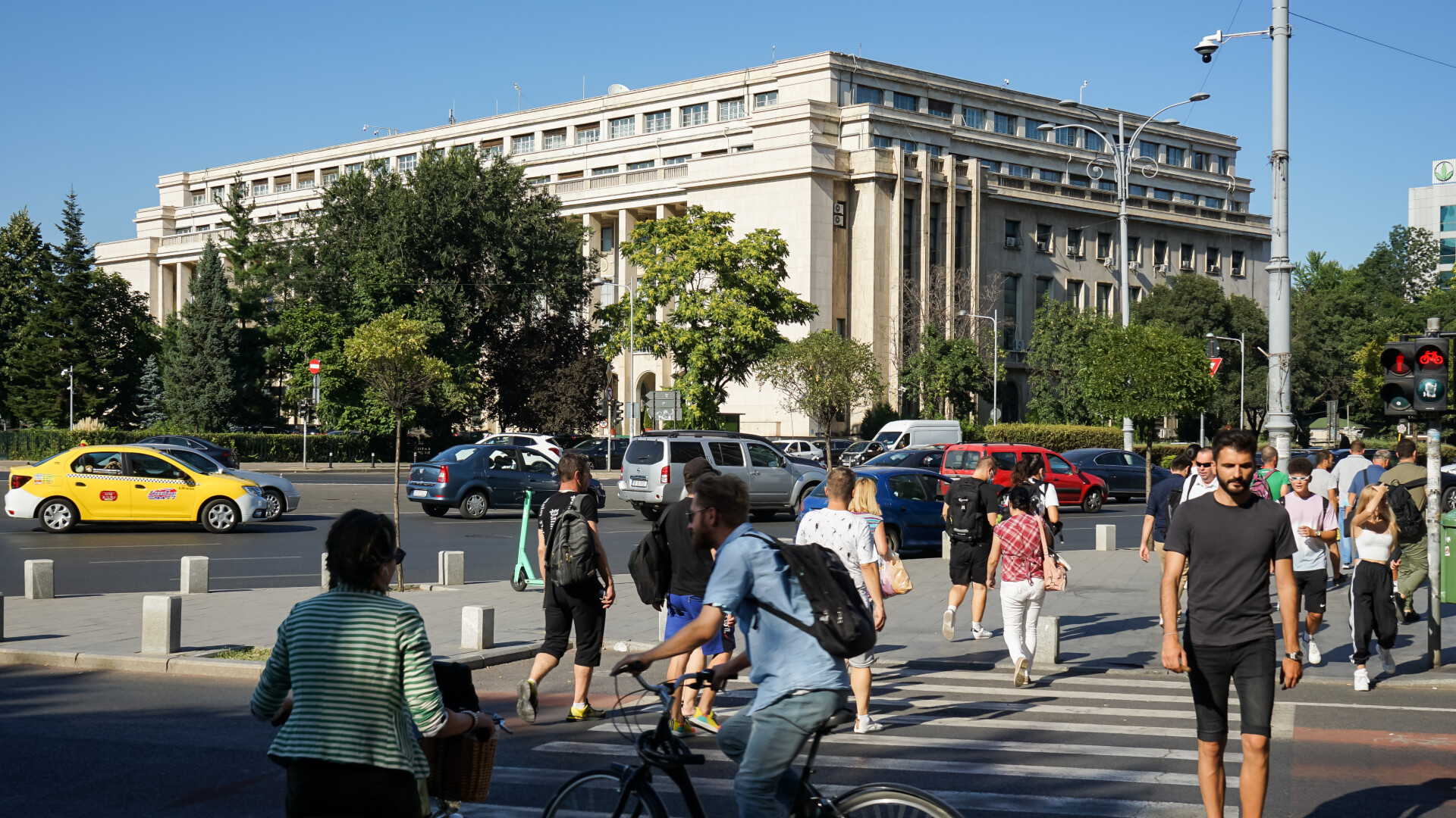 oameni pe strada, bucuresti, piata victoriei