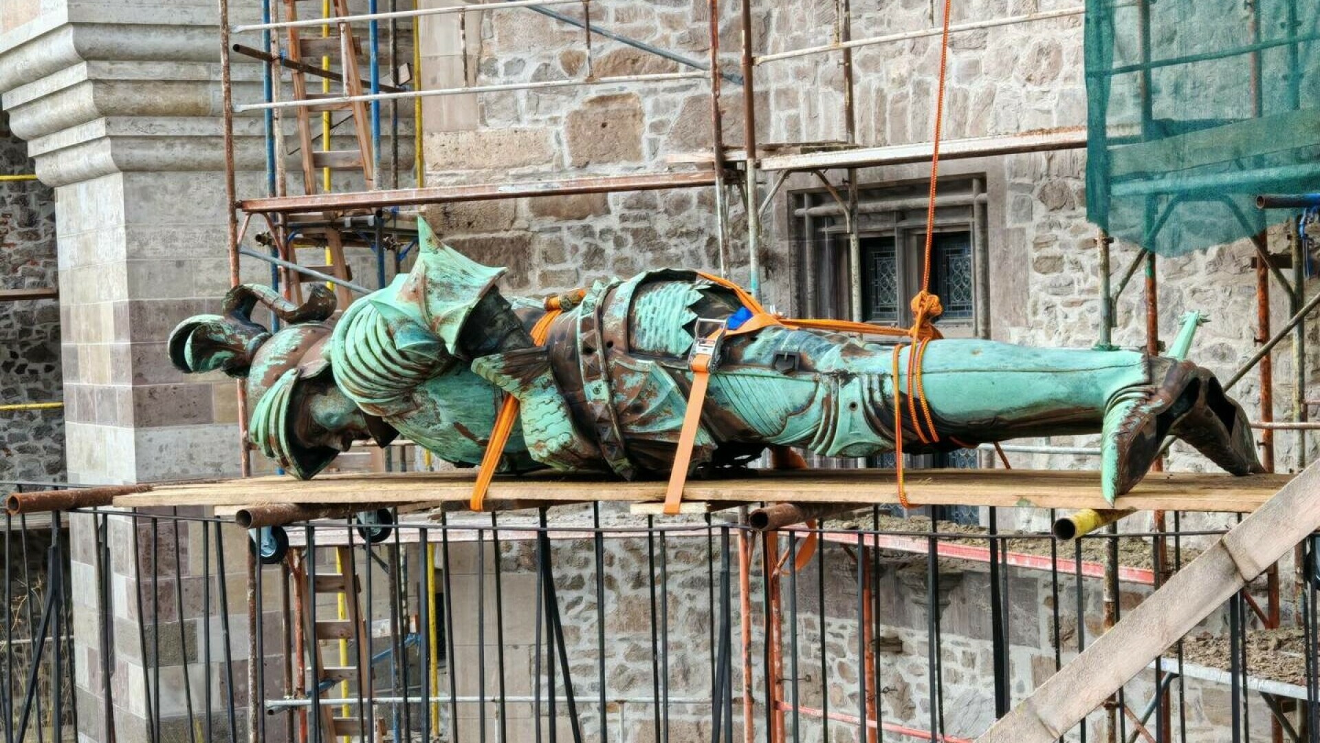 statuie castelul corvinilor