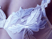 Sutienul a salvat-o de la moarte!