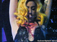 Lady GaGa, insangerata si cu un san pe afara!