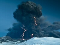 Eruptia vulcanului din Islanda continua! Aeroporturi inchise, din nou!