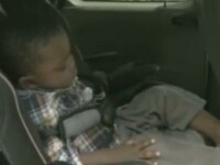 copil doarme in masina