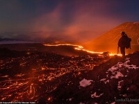 Galerie FOTO. Si-au riscat viata pentru a fotografia raurile de lava din inima unui vulcan