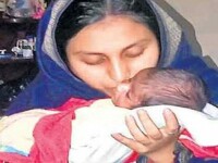 mama cu bebelus, India