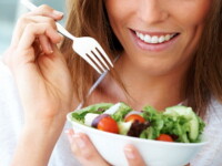 femeie mancand salata